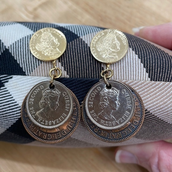 Queen Elizabeth II Coin Clip On Earrings—Gorgeous!! Peruvian Coin on Top—EUC - Picture 3 of 8